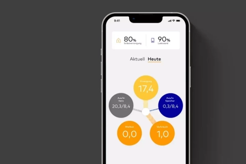 Auf einem Smartphone ist die App von Senec zu sehen.